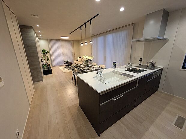 【キッチン】料理をしながら家族の顔が見える、つながりを大切にしたキッチン空間です。