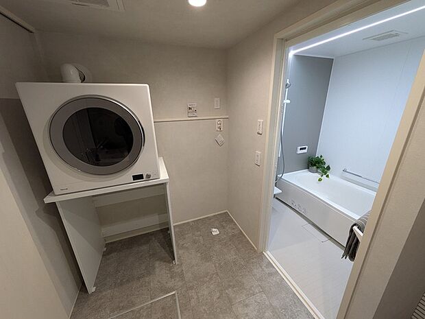 【脱衣所・浴室】明るく清潔感のある脱衣所と浴室です。快適なバスタイムを楽しめます。