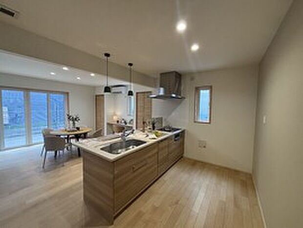 【キッチン】11号地：室内（2026年1月）撮影　人気の対面式キッチン。お料理をしながらご家族との会話も楽しめます。