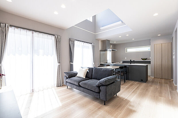 【LDK（NoM-7）】大きな窓が特徴的なおしゃれなLDK。開放感があり、家族が心地よく過ごせる空間です。