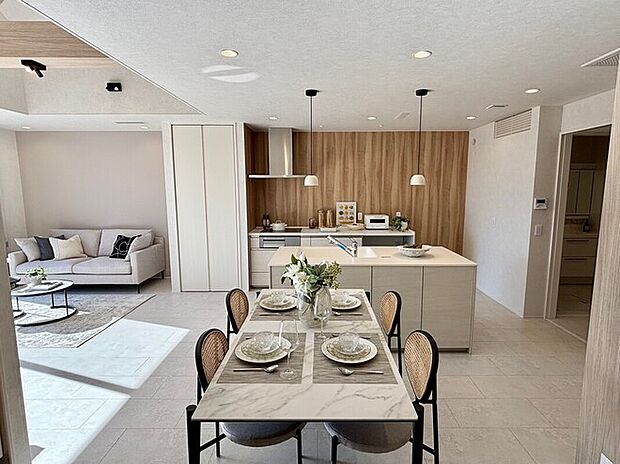 【LDK（NoL-3）】ゆったり広々！開放感のあるアイランドキッチンが特徴的な、おしゃれで開放感のあるLDKです。