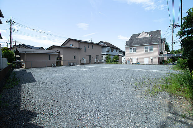 【No.2】区画の入口部分からの全景／敷地内は平坦なのでお庭も作りやすいです。また、住宅専用地域なので高い建物がなく、景観も整っています。