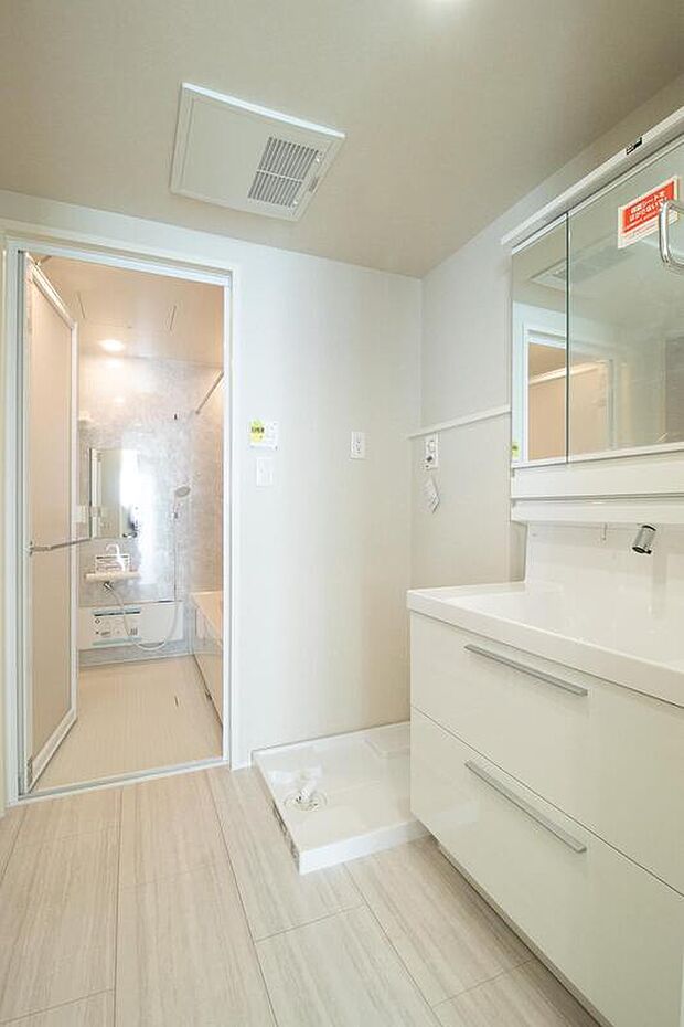 キッチン横から洗面室・浴室まで数歩で移動でき、家事の移動負担を軽減できます!洗面台の引き出しや、3面鏡裏へ収納でき、すっきり使うことができます。