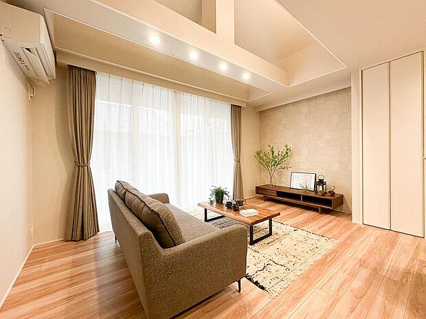 吹抜けが伸びやかな空間をつくるリビング。南の窓からも光と風が入る明るく爽やかな空間です。