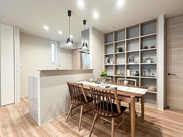 ダイニングには飾り棚を一面に付け、空間のアクセントに。
家族のライブラリーとしても使え、ダイニングに座りながら家族で本に触れる時間をつくれます。