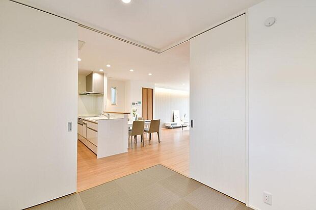 【リビング以外の居室】No.7／キッチン横には個室になる和室を併設。子供の遊び場やお昼寝スペースにも便利で、来客時は客間としても使えます。