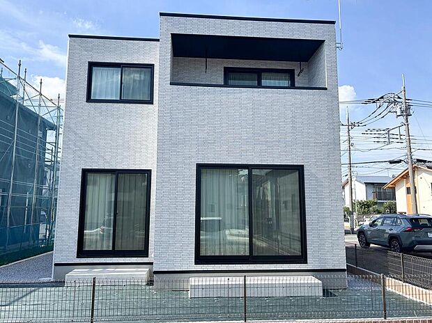 【現地外観写真】インナーバルコニーなので急な雨にも洗濯物が濡れないので安心!プライバシーも守りやすいです。