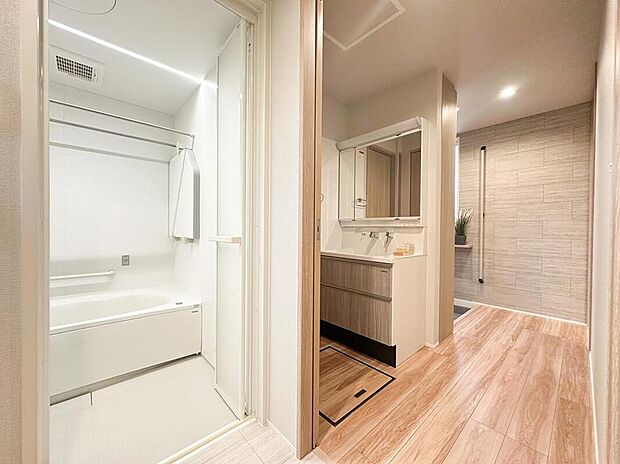 【浴室】キッチン横から水廻りへダイレクトアクセスできる家事ラク動線。脱衣と洗面がセパレート型なので家族が入浴中でも洗面が使えストレスフリー！