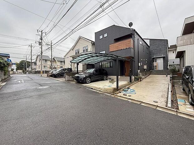 1号棟【外観】前面道路は公道で車も出し入れがしやすい環境です。