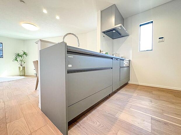 【LDK16.8帖】 リビングにいるお子様と会話をしながら家事ができるカウンターキッチン。いま手があいているか、忙しそうなのか相手の様子を伺いながらコミュニケーションをとる訓練にもなります。