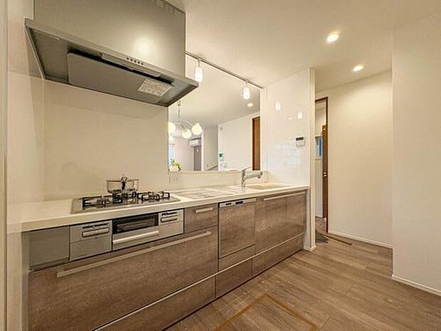 4号棟【キッチン】ナチュラルな自然光の中での調理。会話が弾む対面型キッチン。お洒落な食器類を余裕で収納できるスペース。動きやすい女性目線のキッチン動線。これからはお料理をつくる時間が劇的に変わります。