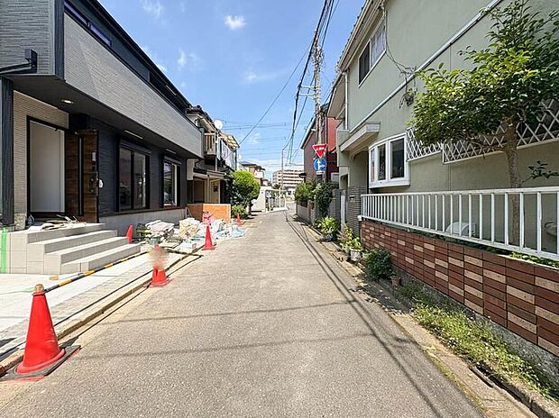 【前面道路】陽当りや通風性など各所に施された工夫で住みやすさを実現。部屋の大きさや周辺環境・街並など、資料には掲載していない情報が現地にはたくさんございます。是非ご確認下さい。