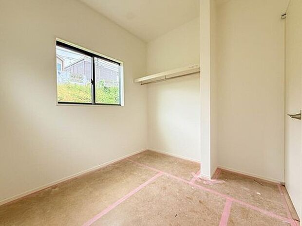 【子供部屋】お子様のお部屋にぴったりなクロークを備えたフローリング仕様の洋室です。
