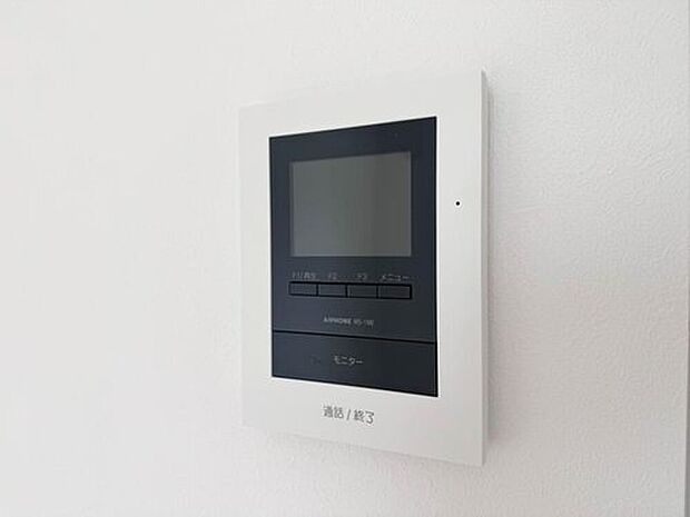 【【TVモニター付インターホン】】来訪者の様子を室内TVモニターでチェック。対応したくないセールスを断りやすく、子どもに留守番をさせるときも安心。不在時の来訪者を録画でき、犯罪抑止効果も期待できます。