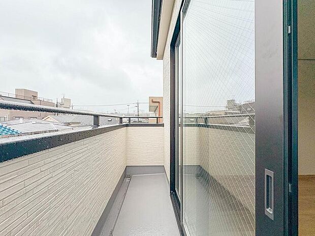 【【バルコニー】】朝の澄んだ空気や、夕方に吹く清々しい風を五感で感じられるバルコニー。屋外にあって、住まいの中でも本当の自然を感じられるスペースです。