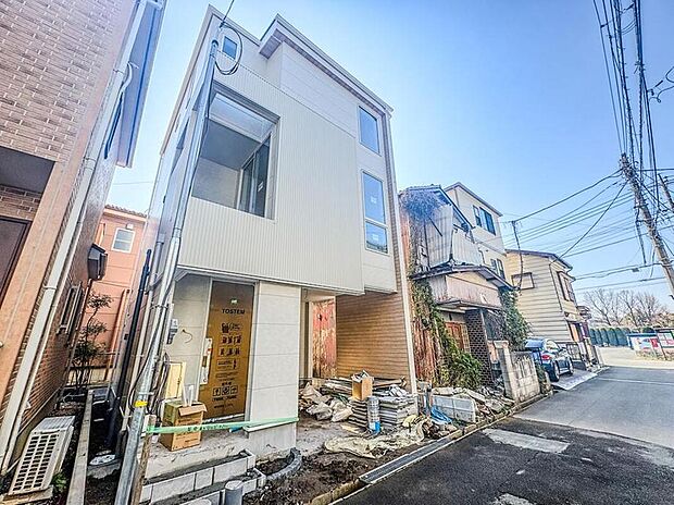 【前面道路含む現地写真】【前面道路4m】車の通行が少ないので、静かな住環境を維持することができます。