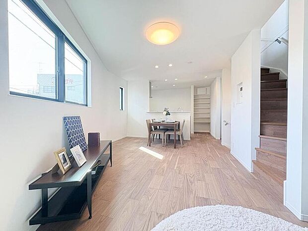 【リビング】【LDK16.8帖】
整然とした空間演出、快適な理想の暮らしの実現は家のみの拘りではなく、そこで暮らす方々にとって素敵な環境であることも挙げられると思います。四季折々の変化が奏でる鼓動を楽しんで下さい