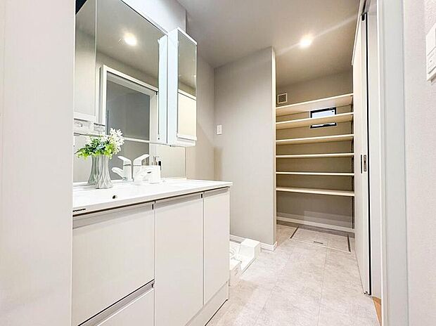 【洗面台・洗面所】【脱衣所】脱衣所、洗面所は小さなプライベートスペース。歯磨き、洗顔と毎日施す個人空間。