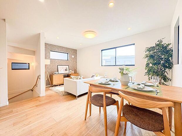 【リビング】B号棟【LDK16帖】整然とした空間演出、快適な理想の暮らしの実現は家のみの拘りではなく、そこで暮らす方々にとって素敵な環境であることも挙げられると思います。四季折々の変化が奏でる鼓動を楽しんで下さい