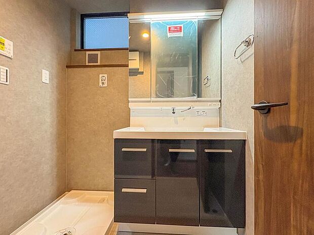 【洗面所】 十分な大きさの洗面台は、身だしなみチェックや歯磨きなど、朝の慌ただしい時間でもホテルライクなスペースで余裕とゆとりを感じて頂けます。