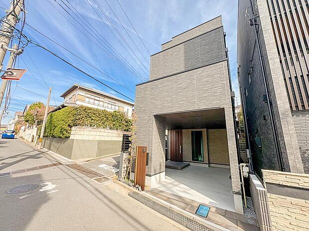 【現地外観写真】【A号棟】こちらの物件に少しでもご興味がありましたら、お気軽にお電話下さい。ネット上で「見えない物」「わからない事」でも、実際にご見学いただくことで、手に取るようにおわかりいただけるはずです。