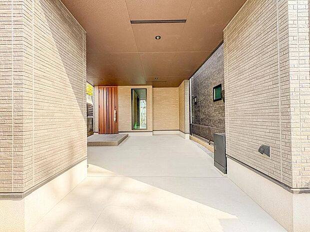 【駐車場】【A号棟】毎日の生活にマイカーが必須という方は、購入を検討する際、駐車場があることは大事な条件です。毎日の通勤や家族の送迎、買い物やお出かけなどクルマのある暮らしを満喫したい方は要チェック。