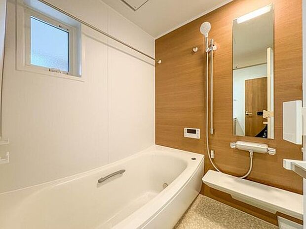 【浴室】【4号棟】きっとあなたのバスタイムも単なる習慣から特別な時間に変わるはず。一日の汚れとともに疲れを洗い流し、眠りに就く前の大事なリラックスタイムを演出します。