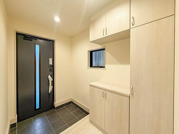 【玄関】【4号棟】大型のシューズボックスには靴やブーツ、サンダルはもちろん、ハンカチや手袋、バック類などのお出かけ用品、印鑑や朱肉なども収納可能です。