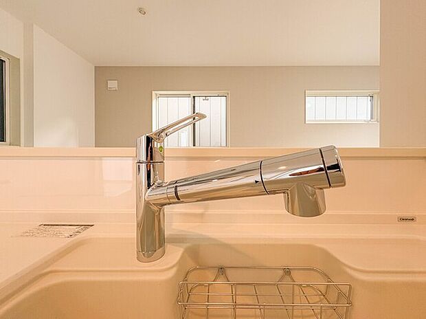 【浄水器一体型混合水栓】一つの蛇口で「原水（水道水）」「シャワー」「浄水」を切り替えられる、浄水器を内蔵した混合水栓です。浄水は、水栓本体の首部分に付属のカートリッジをセットして使用します。