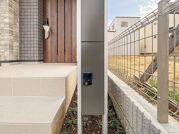 【宅配ボックス】便利な宅配ボックス。玄関開けずに荷物受け取りも。