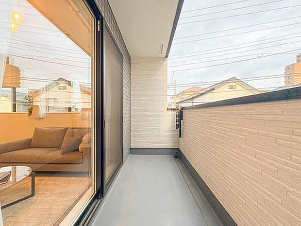 【バルコニー】【4号棟】朝の澄んだ空気や、夕方に吹く清々しい風を五感で感じられるバルコニー。屋外にあって、住まいの中でも本当の自然を感じられるスペースです。