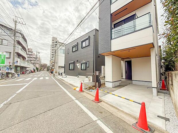 【前面道路含む現地写真】1号棟【前面道路8M】家の前をまっすぐの通りが走っている。クルマは少なく、人々は毎朝、ウォーキング、ジョギング、犬の散歩など、フリーな朝時間を過ごしている。