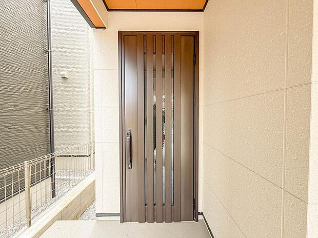 【玄関】1号棟【玄関】家の顔となる玄関は、高いデザイン性が求められます。高級感と断熱性、防犯性に優れた玄関ドアを標準装備。ピッキング対策のセキュリティサムターン等、防犯に考慮しました。