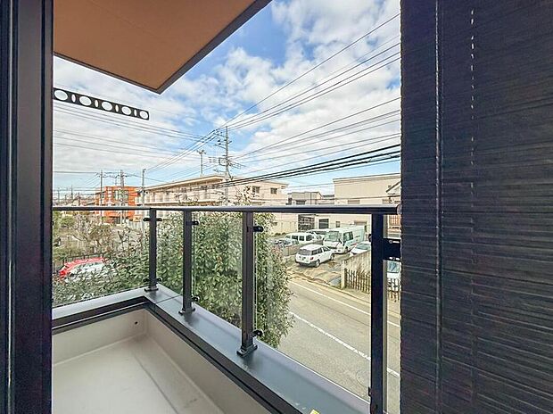 【バルコニー】1号棟【バルコニー】
バルコニーから差し込む陽光・通風は、住環境・快適性と共に有り続ける貴重な「財産」です。