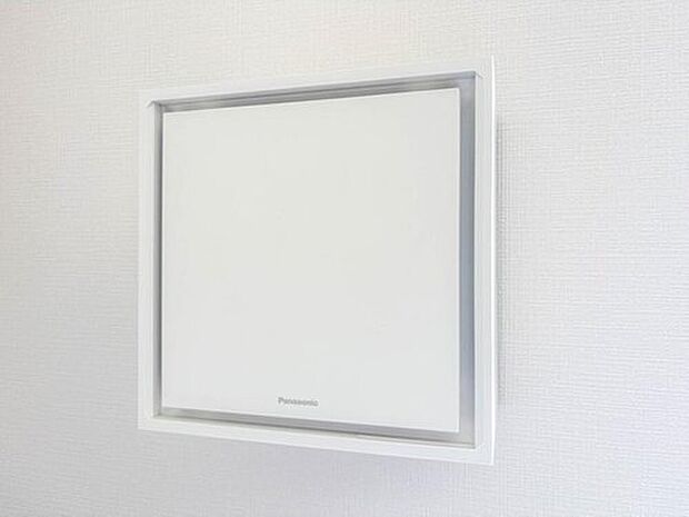 【【24時間換気システム】】家じゅうの空気が入れ替わるよう、ファンなどの器械を使って2時間に1回計画換気。24時間、常に新鮮な空気を維持するためのシステムです。

