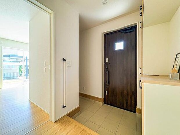 【【玄関】】上質感漂うアプローチ。居住者の帰り、訪れる方を優しく迎える。