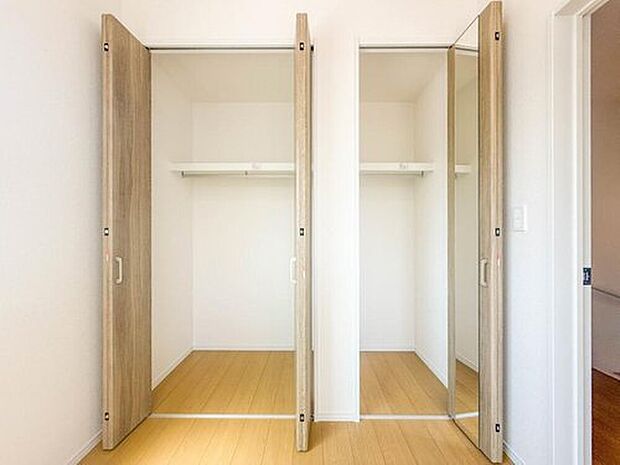 【C号棟【収納】】壁面クローゼットのメリットは、衣類が横一列に並ぶためひと目で洋服が選びやすいこと。衣類をたくさんお持ちの方も、限られたスペース内に無理なく収納することができます。

