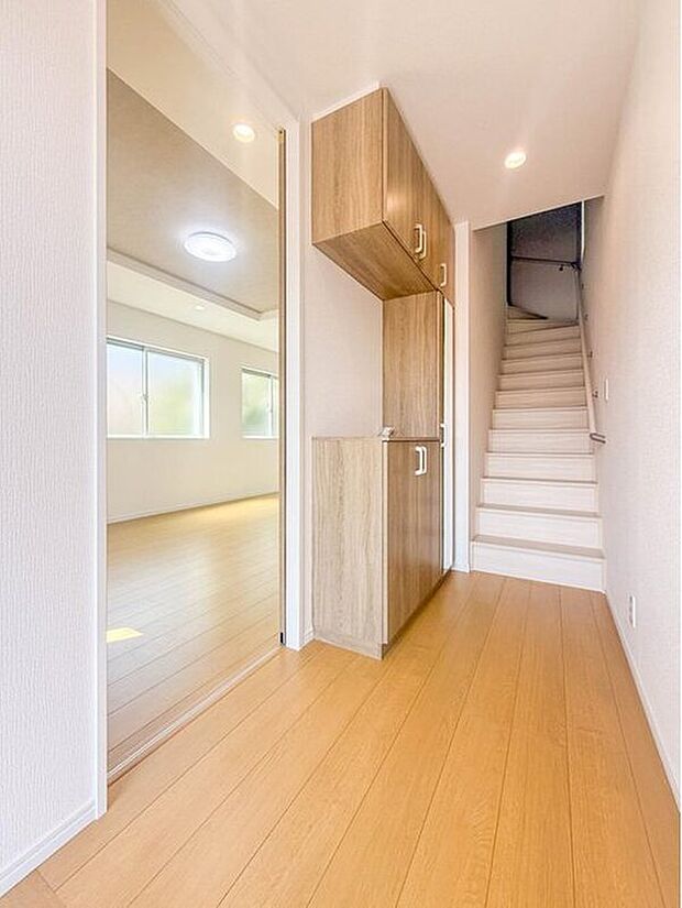 【C号棟【玄関】】大型のシューズボックスには靴やブーツ、サンダルはもちろん、ハンカチや手袋、バック類などのお出かけ用品、印鑑や朱肉なども収納可能です。