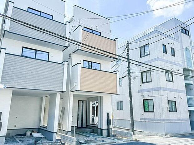 【2号棟【外観】】前面道路が9mと広々しているため他の建物に遮られることなく室内に光と風を取り込むことができます。いつも明るく過ごしやすい光あふれる邸宅です。