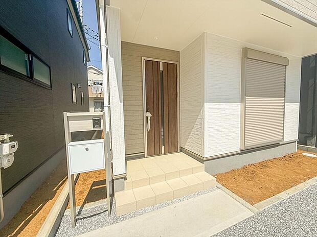【玄関】玄関はおうちの顔と言われます。玄関アプローチは、外観デザインの印象を左右します。ご家族の個性を出しながら、素敵な玄関でお客様をお迎えしてください。
