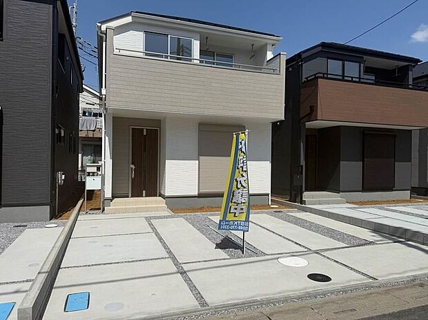 【駐車場】毎日の生活にマイカーが必須という方は、購入を検討する際、駐車場があることは大事な条件です。毎日の通勤や家族の送迎、買い物やお出かけなどクルマのある暮らしを満喫したい方は要チェック！