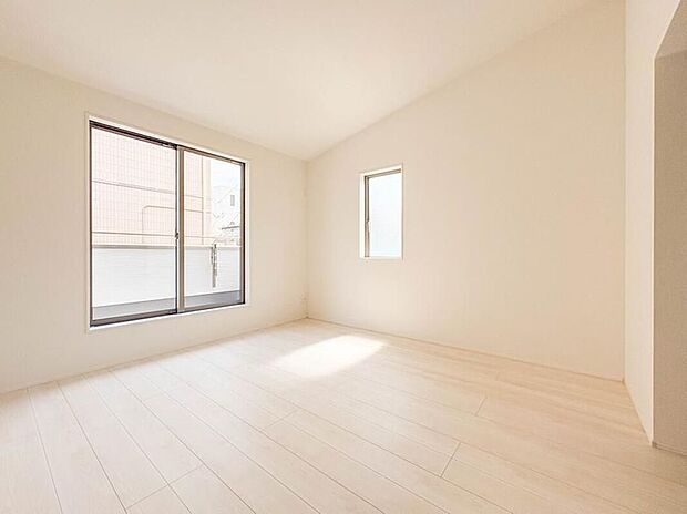 【【寝室7.5帖】】独立性を高めたお部屋。たっぷりの収納も配備しており、片付いた空間を実現出来そう。陽光も降り注ぐ明るく開放的な空間が魅力的。