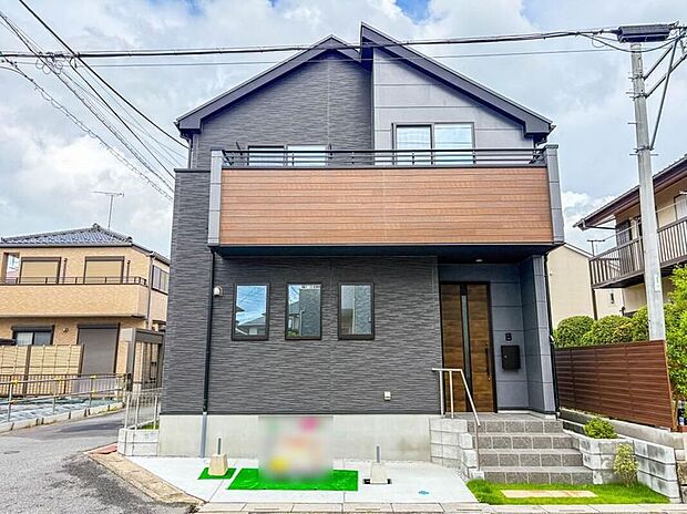 【現地外観写真】家族の温かさと陽光の暖かさ、楽しい毎日と明るい未来を予感させる「空間が織り成すひとつ先の住み心地」を演出します。