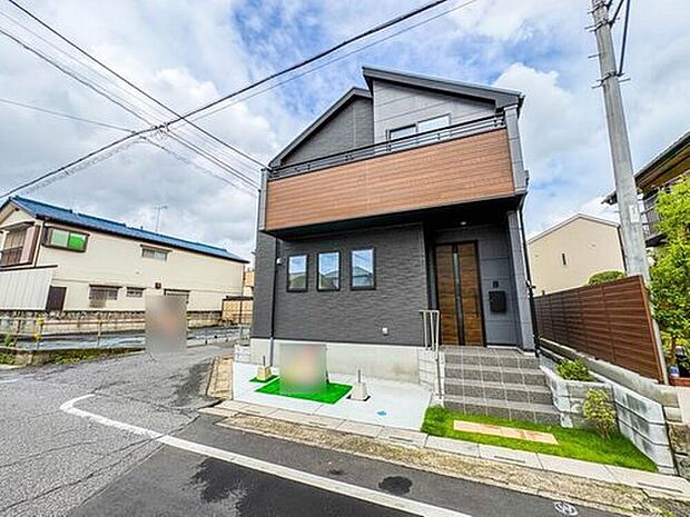 【前面道路含む現地写真】落ち着いた住宅地の前を緑多いストリートが走っています。クルマが少ないので、お子さまは遊びに集中できます。