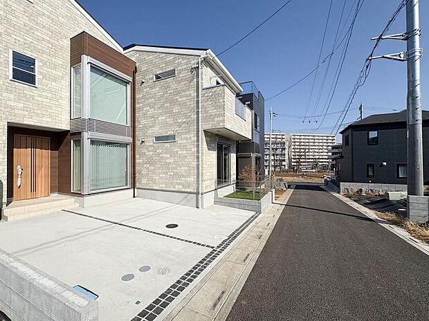 【前面道路含む現地写真】【前面道路4.2m】陽当りや通風性など各所に施された工夫で住みやすさを実現。部屋の大きさや周辺環境・街並など、資料には掲載していない情報が現地にはたくさんございます。是非ご確認下さい。