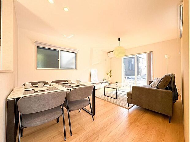 【リビング】シンプルなデザインの家は風情がある。住む人のこだわりを感じる。外観も内装もいたってシンプル。居心地がよく、家事や趣味、子育てなどにも集中できる。