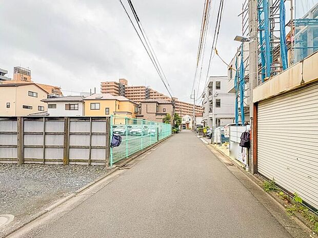 【【前面道路】】車の通行が少ないので、静かな住環境を維持することができます。