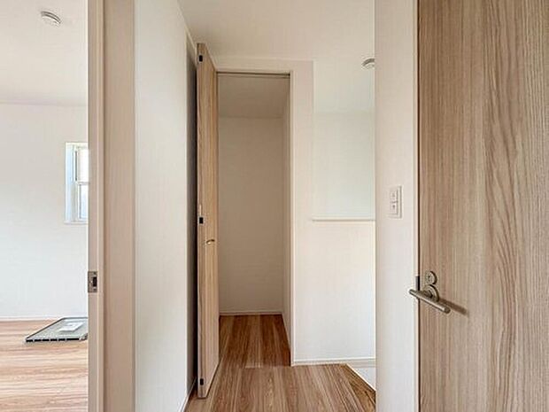 【【廊下収納】】各部屋を最大限に広く使って頂ける様、全居住スペースに収納付。プライベートルームはゆったりと快適に。