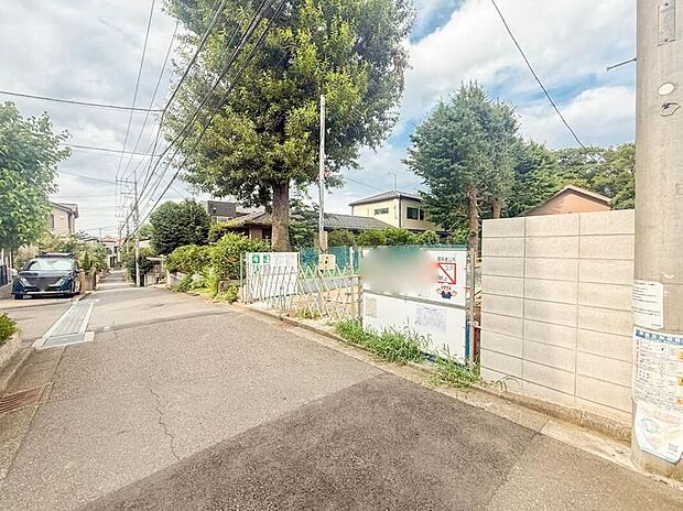 【1号棟【前面道路】】家の前をまっすぐの通りが走っている。クルマは少なく、人々は毎朝、ウォーキング、ジョギング、犬の散歩など、フリーな朝時間を過ごしている。