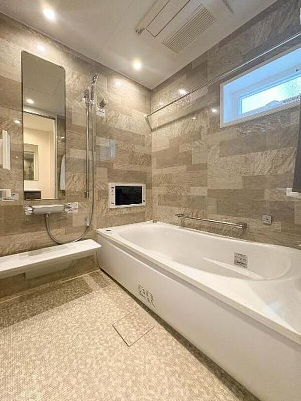 【【Bathroom-浴室-】 】1日の疲れを癒すバスルームは、心地よいリラックスを叶える清潔感溢れる美しい空間です。心からゆったりと寛いでいただけるよう、ゆとりのスペースを確保してます。
